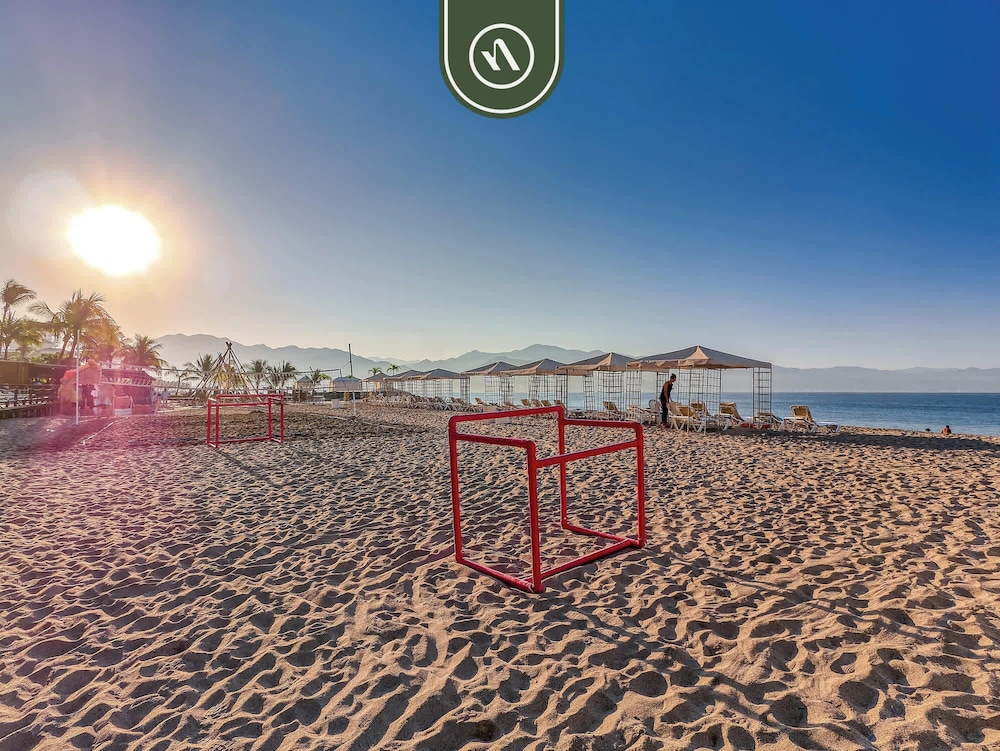 Beachfront 2 BR Condo - Beach - Pools - Tennis