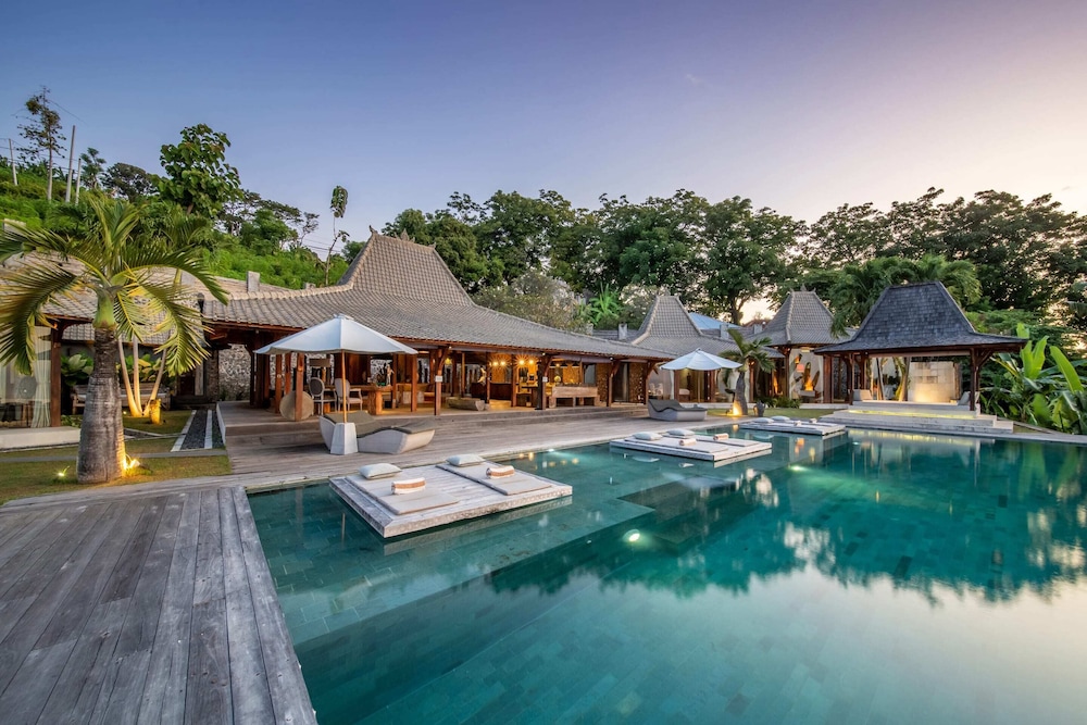 Palatial Wooden Villa, 4br, Lovina view 2
