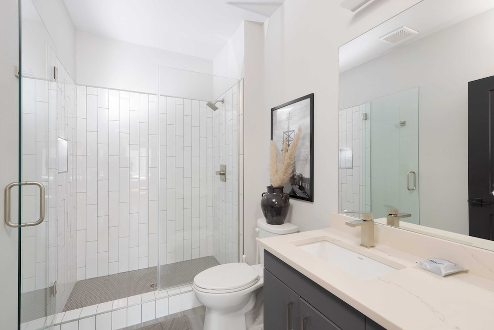2 Units in Walkable Midtown Location, Gym+pool Honkey-tonk & Muse by Avantstay