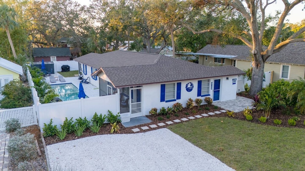 Royal Blue Downtown-gulfport-heated Pool