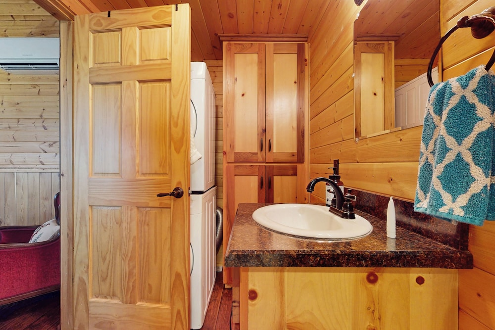Water-view Cabin w/ Front Porch, W & D, Streaming