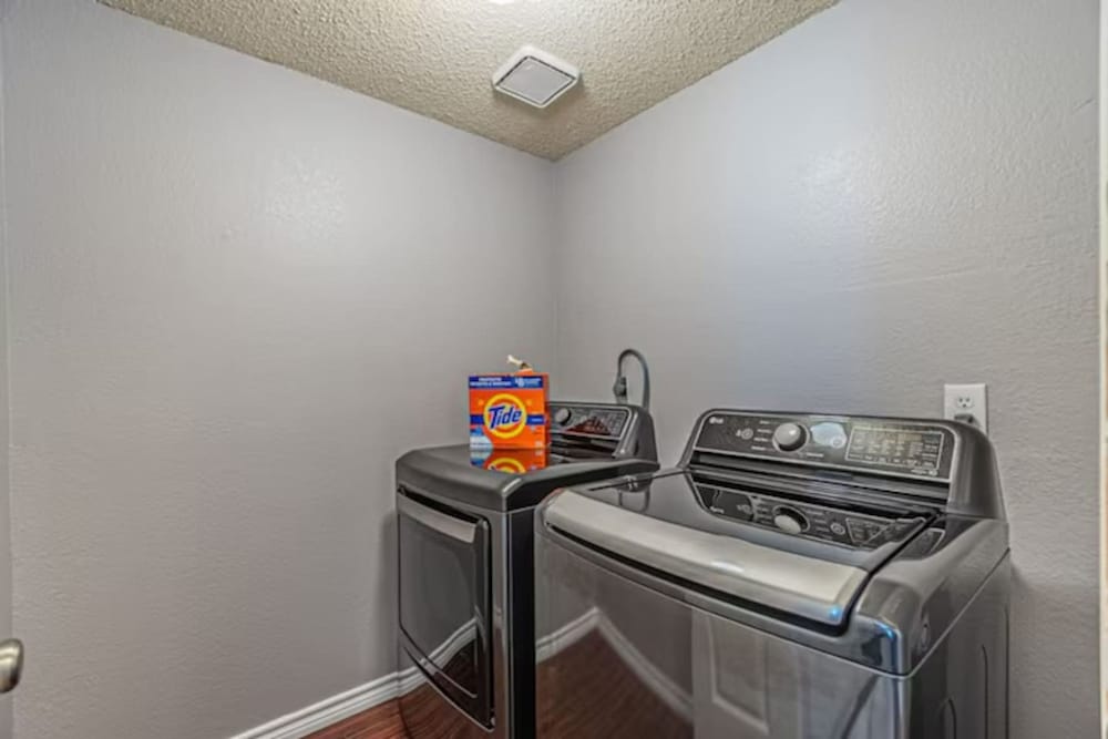 Frisco Castle 3BR Garage Parking Gated Backyard
