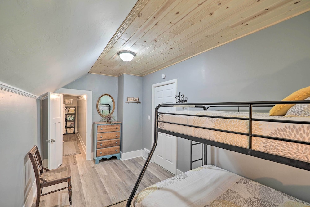 Cozy Manistee Getaway: Near Dtwn & Beach! view 3