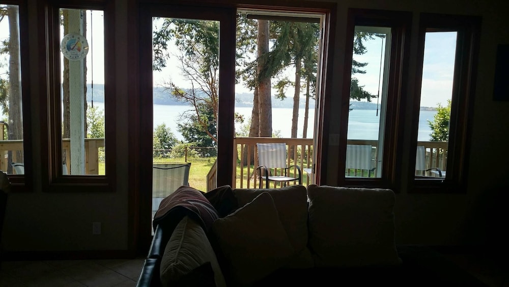 Harbor View Haven by Avantstay Private Backyard view 5