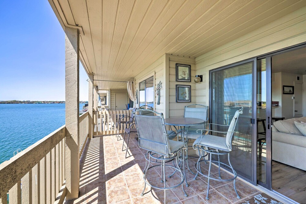 Waterfront Condo With Balcony Dock Access - Property Image 17