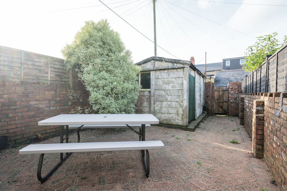 Spacious 4-Bedroom House with Garden