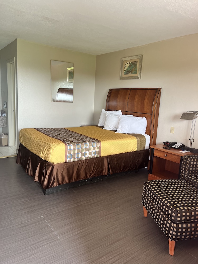 Americas Best Value Inn Edna view 4