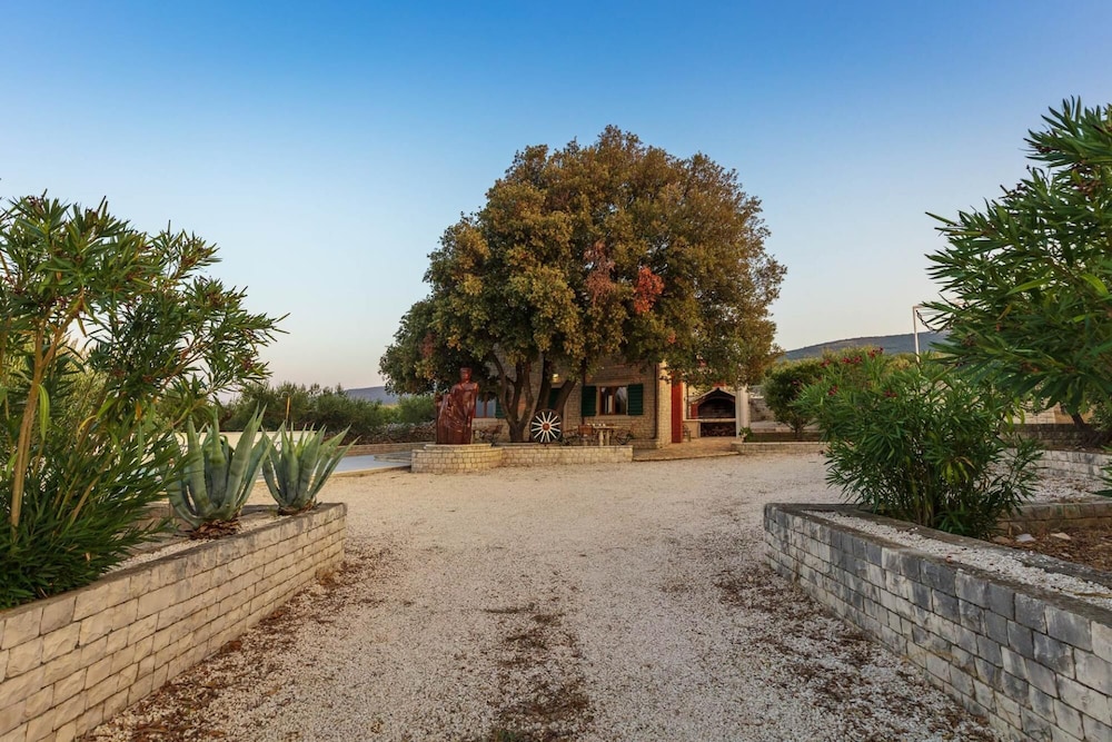 Villa Dubrava in Pucisca view 5