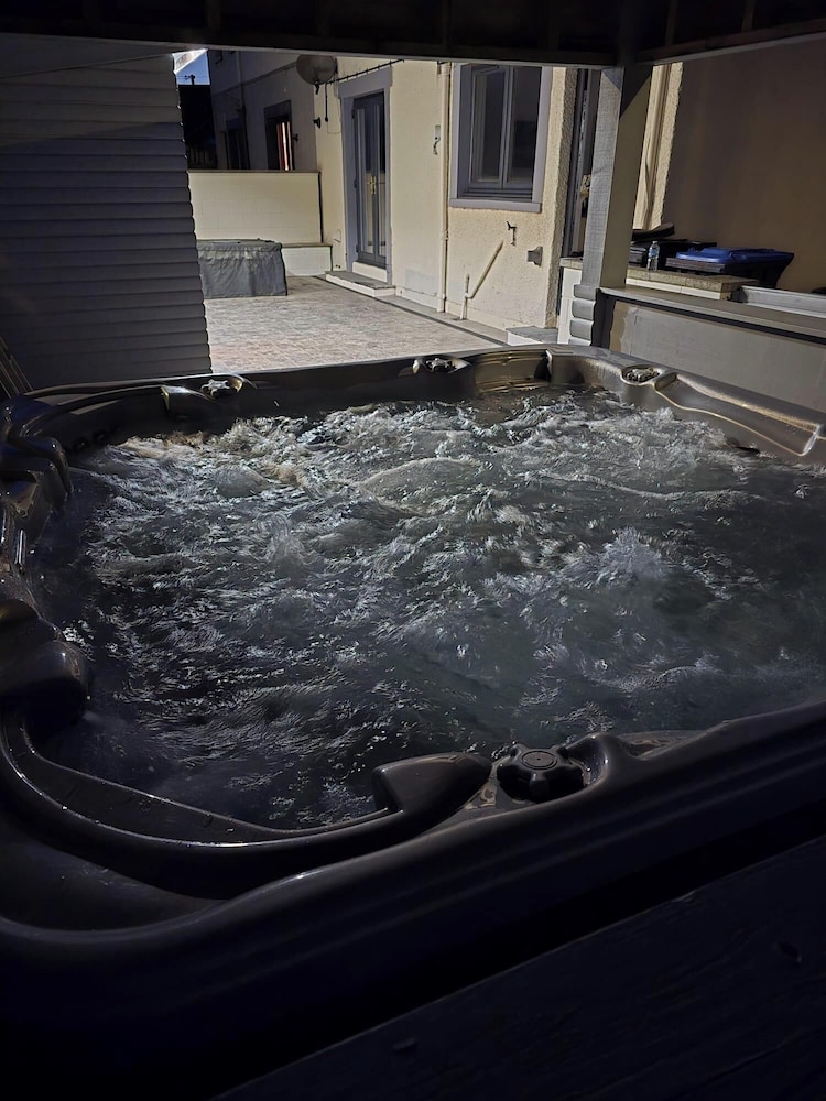 Apartment - Sleeps 4 - Hot Tub, Pet-friendly