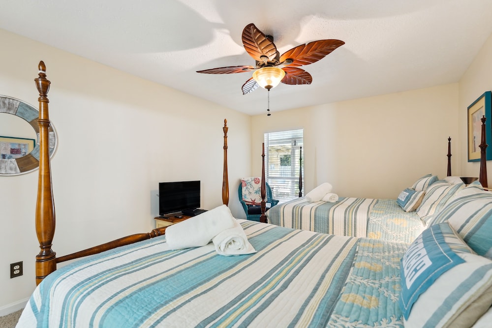 Breezy PCB Vacation Rental w/ Lanai, Walk to Ocean
