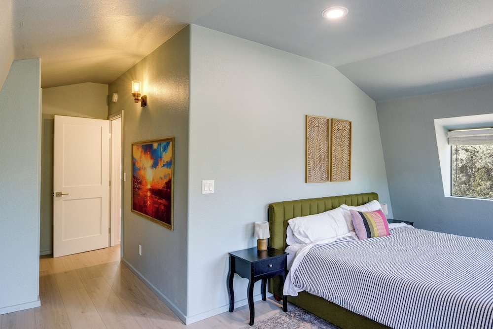 Walk to Village: Cozy Cabin in Pine Mountain Club!