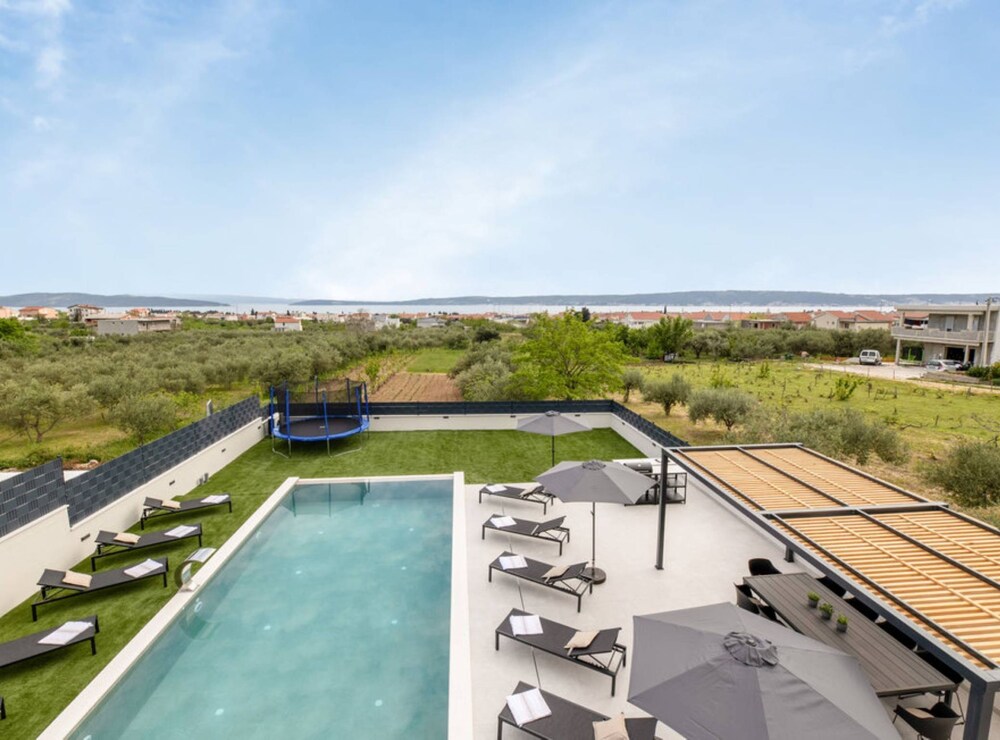Moonlit Mirage Villa With Pool, Gym and Sauna