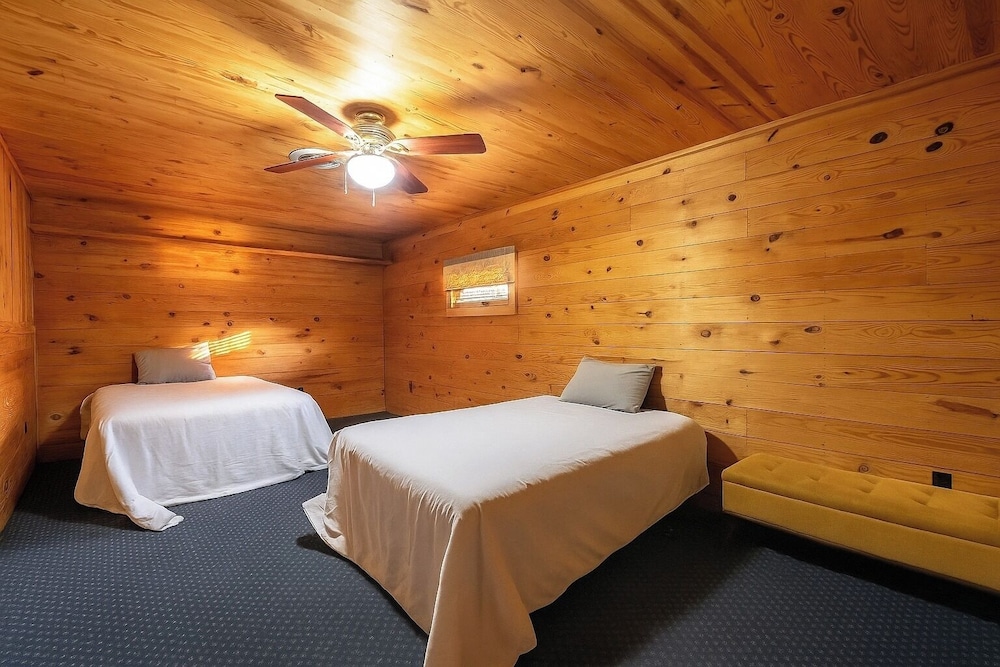 Pet-friendly 3BR Lake House Firepit & Pier