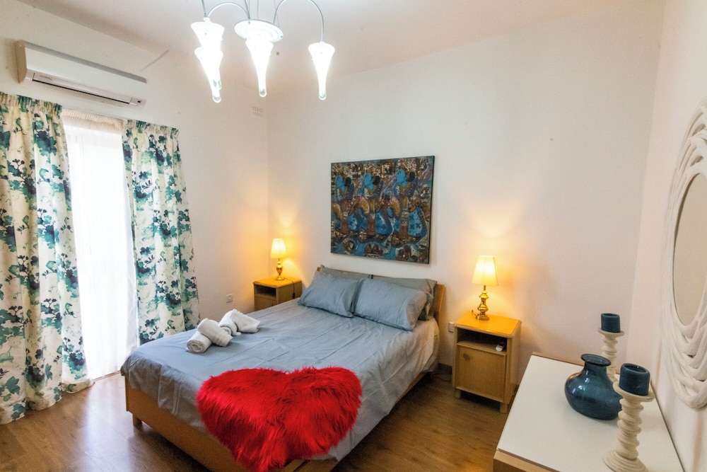 Cosy APT in Sliema- 2 mins walk from sea
