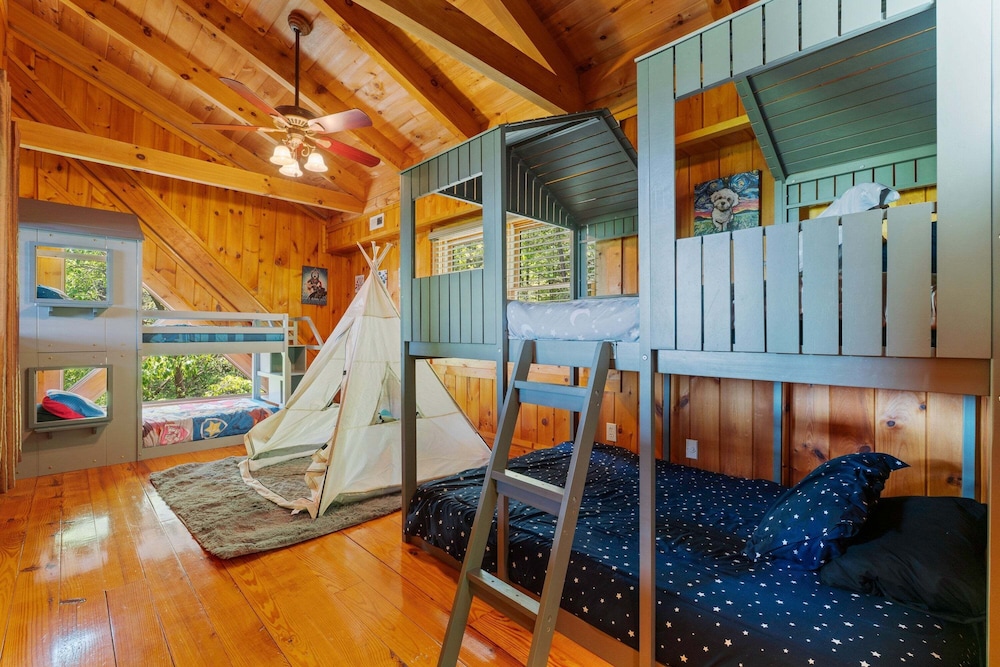 Breathtaking Hideaway 5 Bedroom Cabin