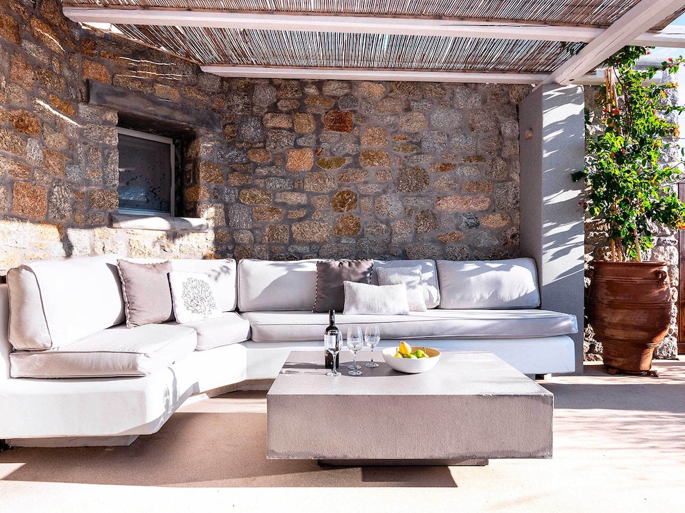 Kounoupas Complex by Mykonos Rocks