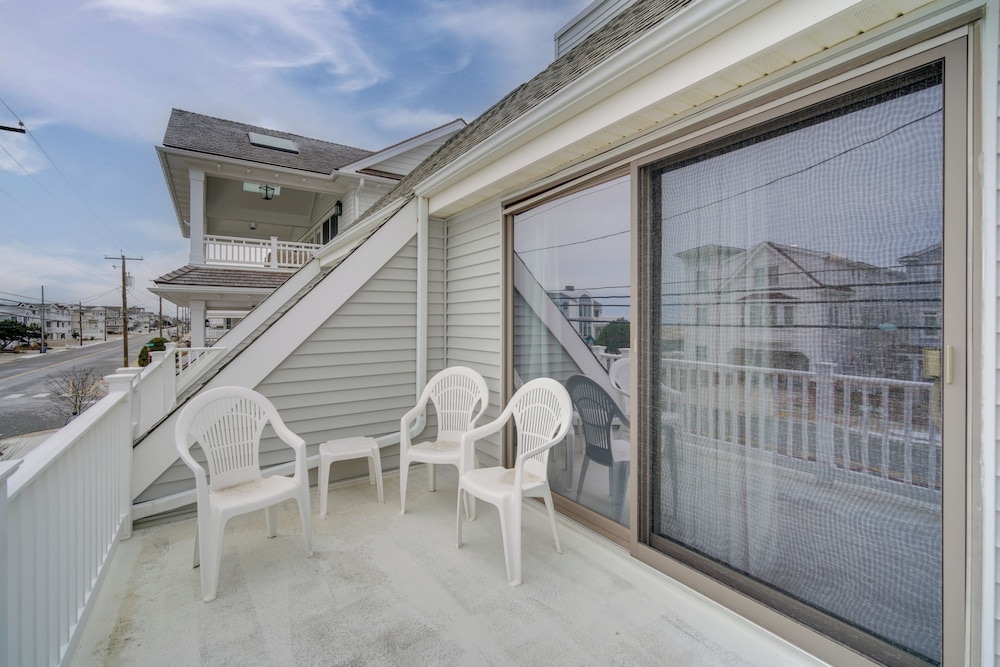 Steps to Beach: Townhome w/ Balcony in Ocean City