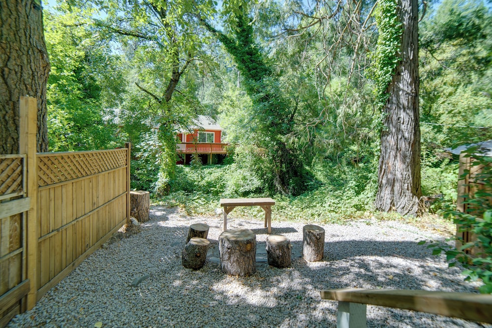 Golf & Hike: Cobb Mountain Cabin in Scenic Forest!