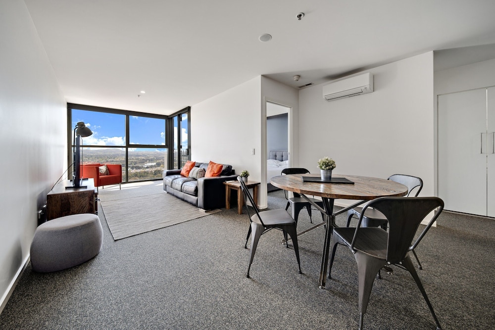 Chic 1-bed With Stunning Lake View & Indoor Pool