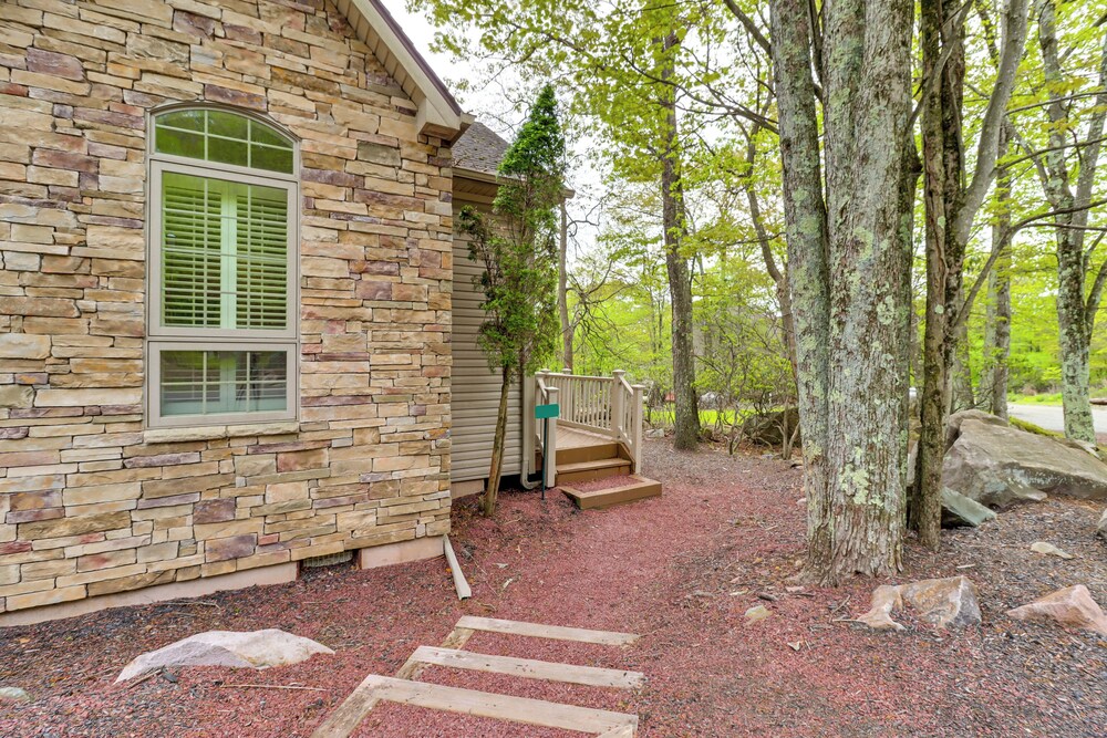 Beach Access & Hot Tub: Retreat in Lake Harmony!