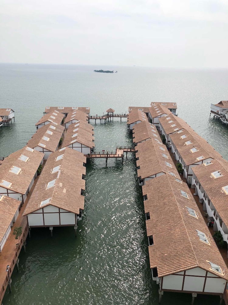 CMK & Private Water Chalet