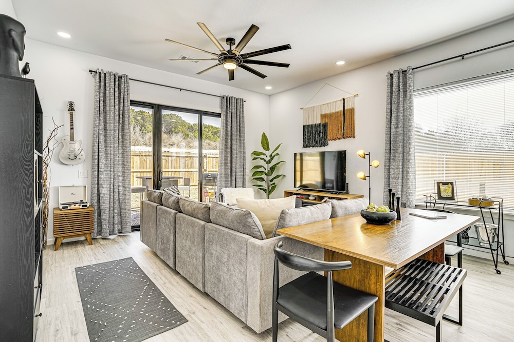 Walk to Lake: Modern Pet-friendly Home in Granbury