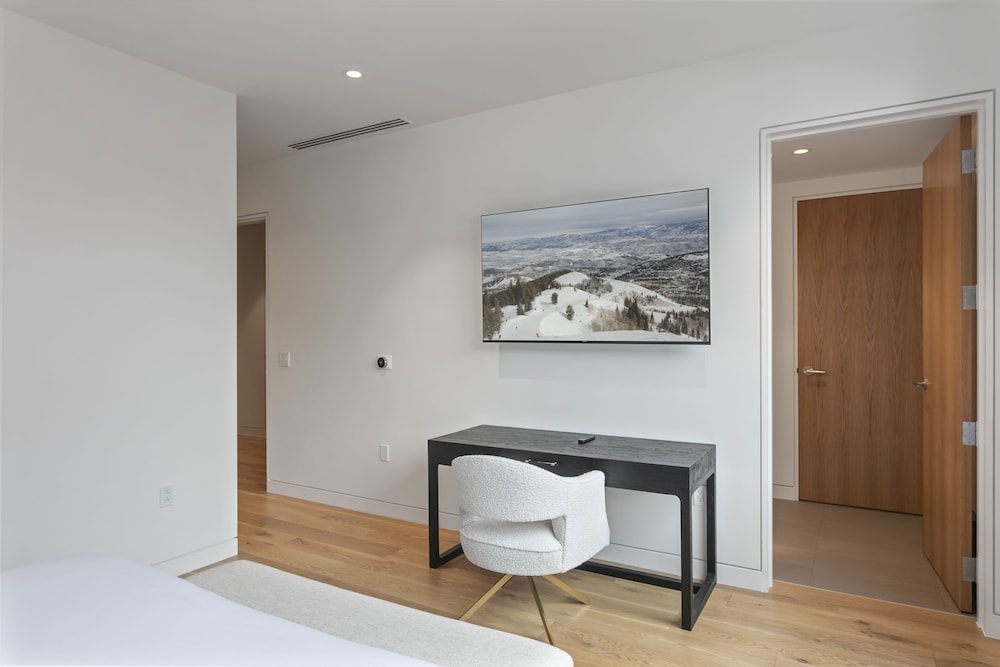 1504 Founders Place - Three Bedroom Deluxe 3 Condo