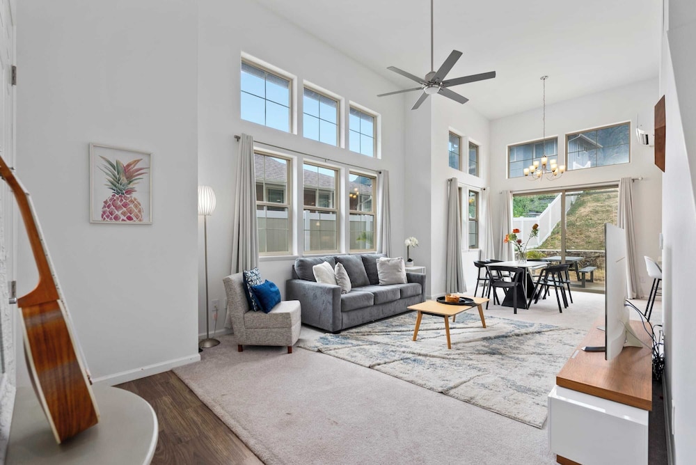 @marbella Lane - Elegant 3BR w/ Marvelous Views