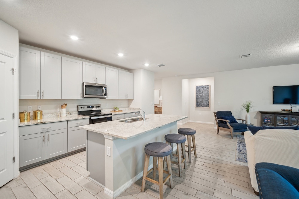 Relaxing Pet-friendly Spring Hill Escape 4 Bedroom Home