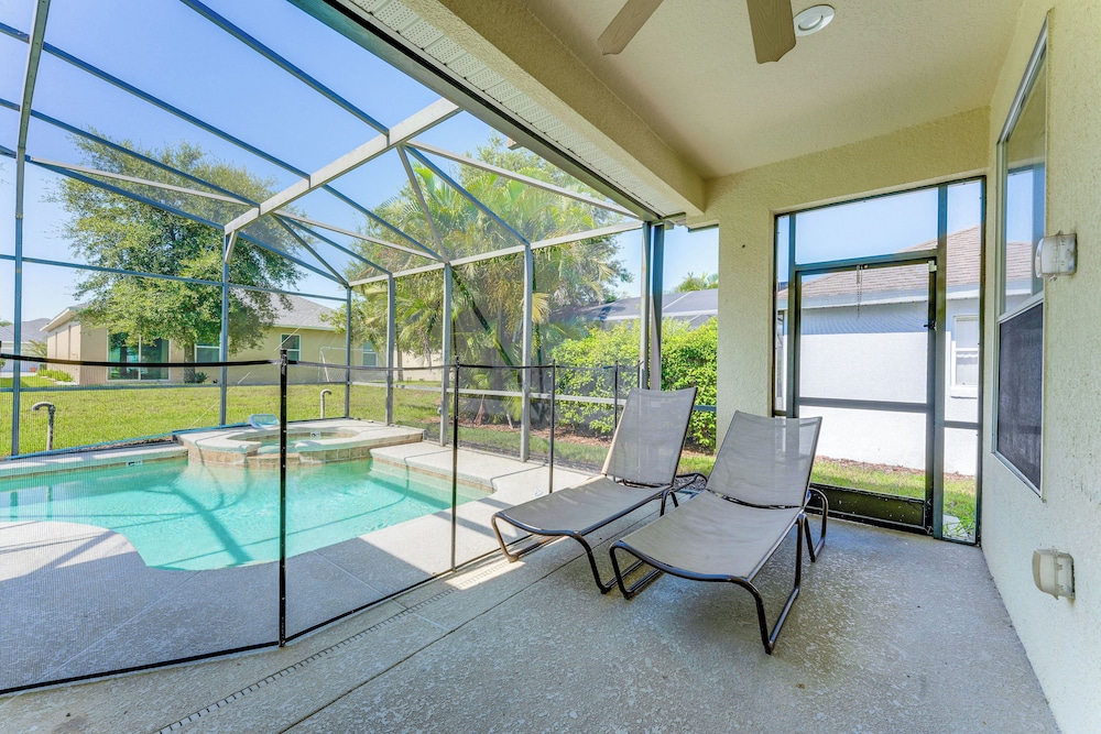 Walk to Tower Lake: Family Home in Gated Community