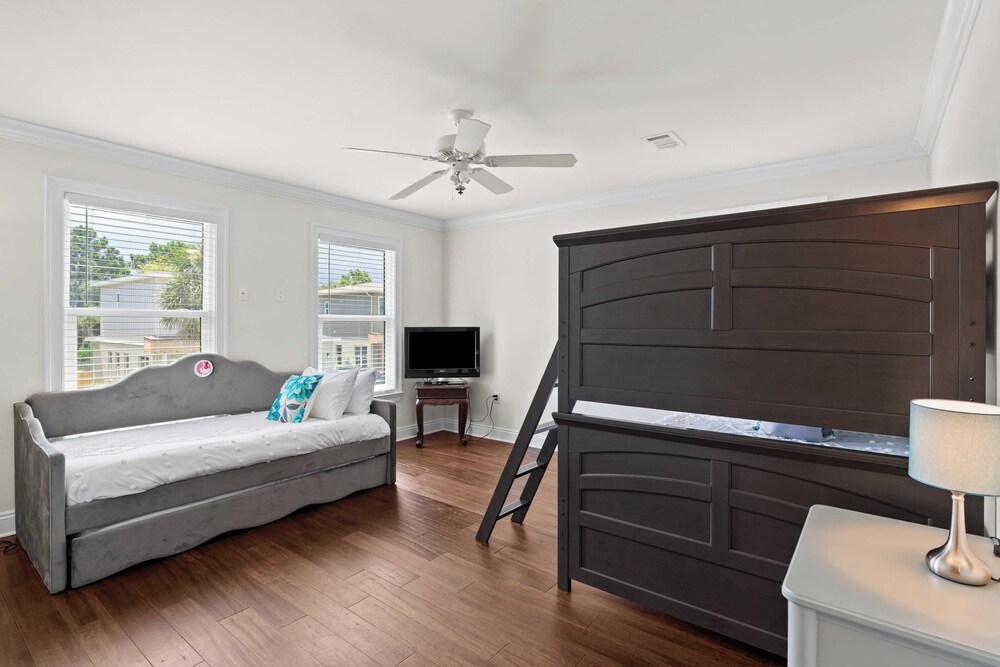 Family-friendly, Close to Beach & Game Room Windswept by Avantstay