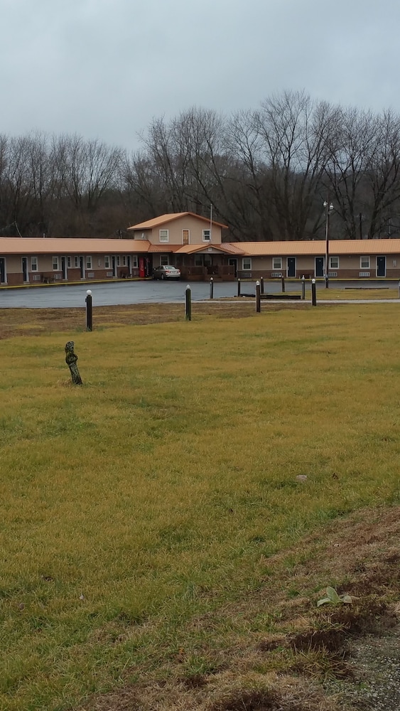 Spillway Motel