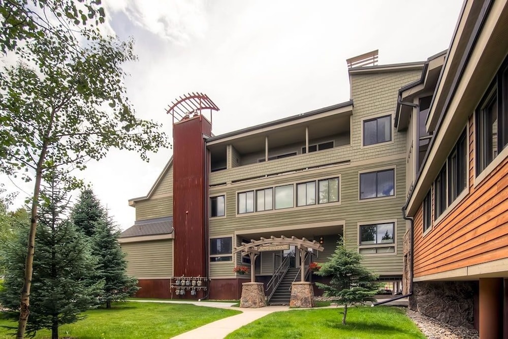 Ski Hill 27 2 Bedroom Condo by RedAwning view 4