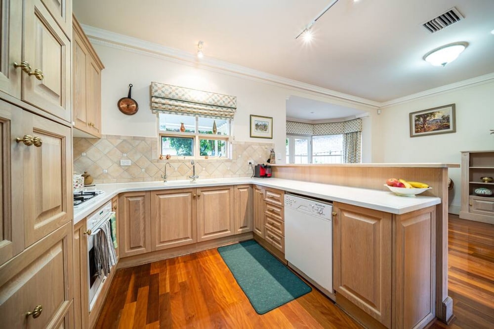 Glenelg Beach Stylish 2 Story Townhouse Sea View