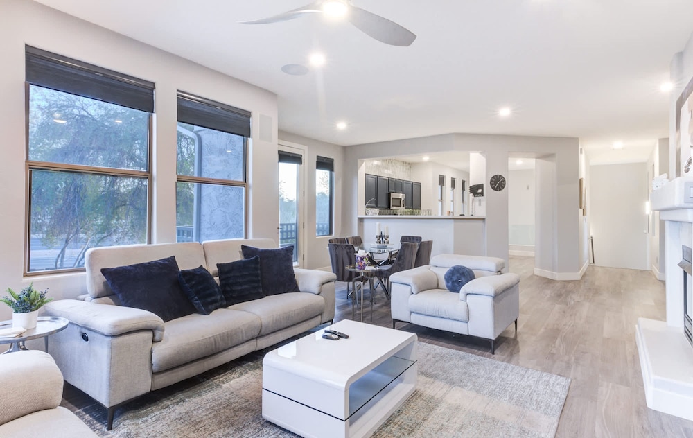 Lux Scottsdale Condo Overlooks 9th Hole Near Golf