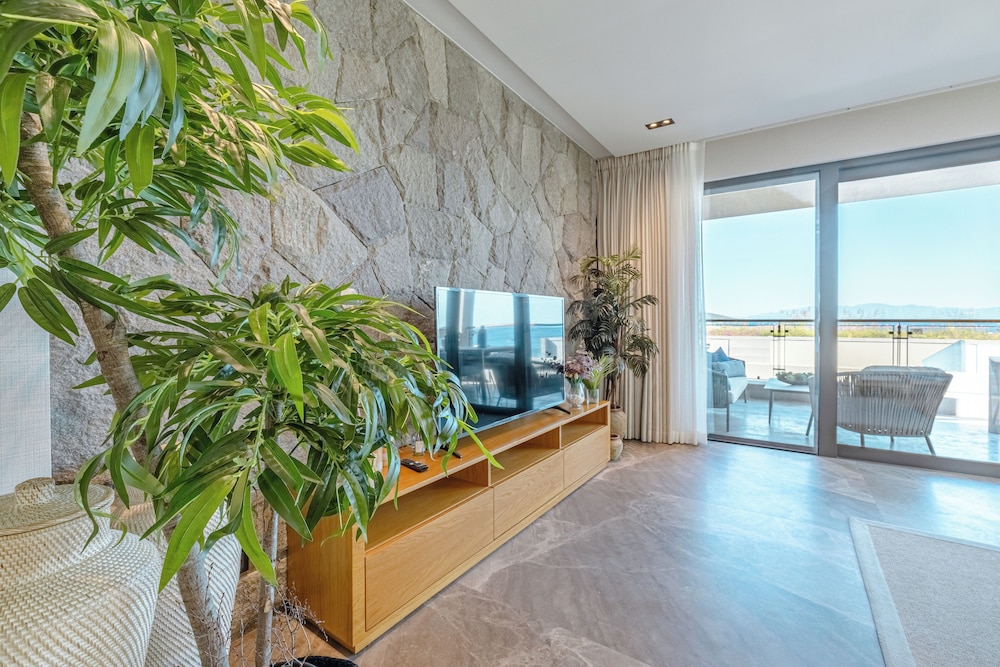 3-Bedroom Beachfront Villa with Hotel Amenities