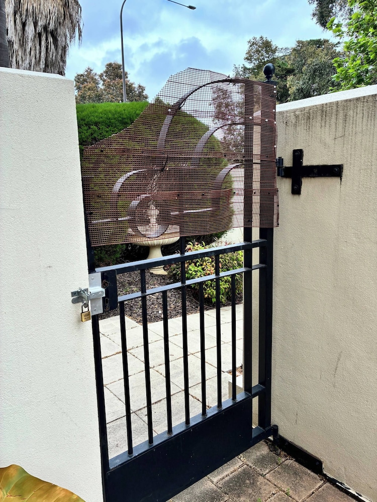 Cozy Tusmore Apartment With Private Garden City View Near Burnside Village Mall
