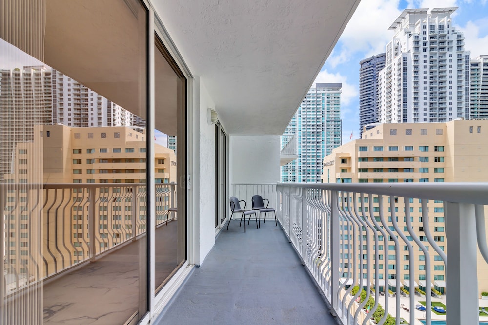 Luxury Apartments W Pool & Ocean views