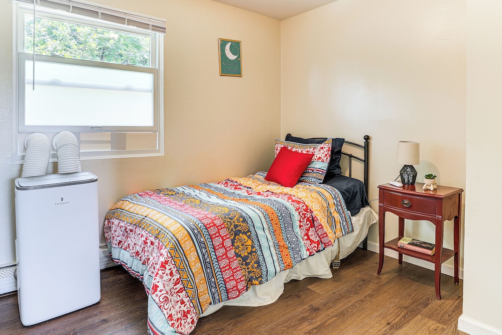 2 Mi to The Marketplace: Spring Valley Apartment