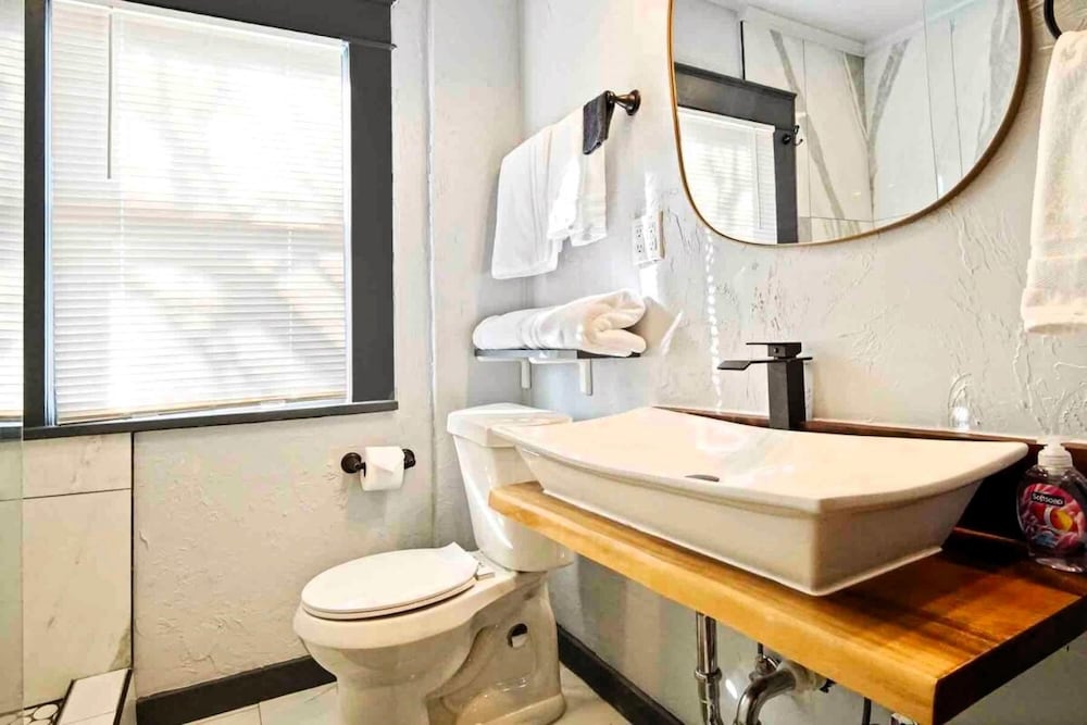 Oklahoma City Vacations - 3-story 6-bedroom 4 Bathrooms 3min-asian Dist - Property Image 88