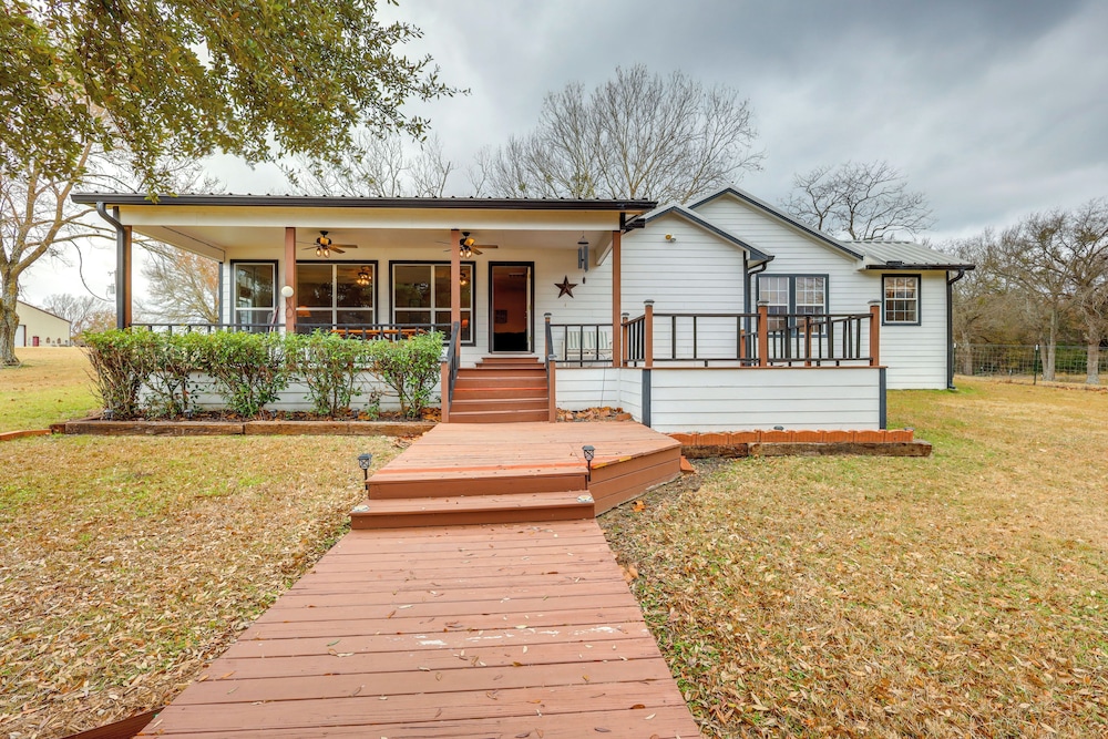 Dock, Decks & Views: Lakefront Cottage