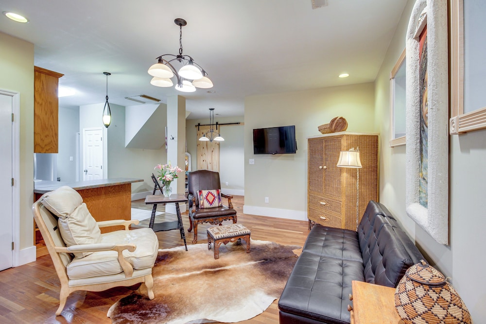Community Courtyard & Fireplace: Cowan Apt!