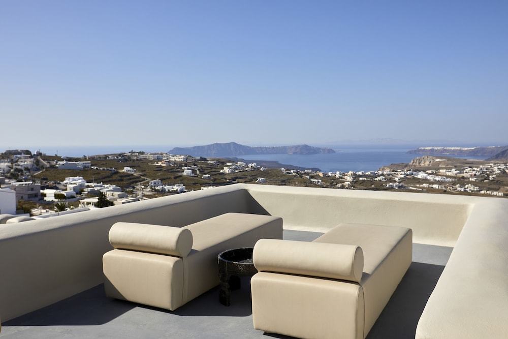 Luna Santorini Suites