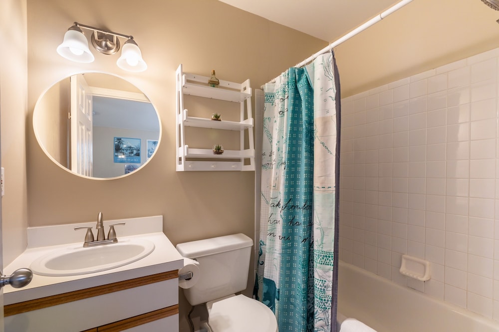 Parrot Perch by Avantstay Old Town Key West w Shared Pool Week Long Stays Only