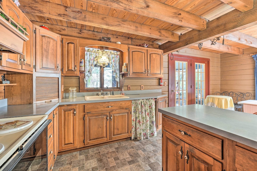 Primitive Goshen Pine Lodge With Fireplace! view 3