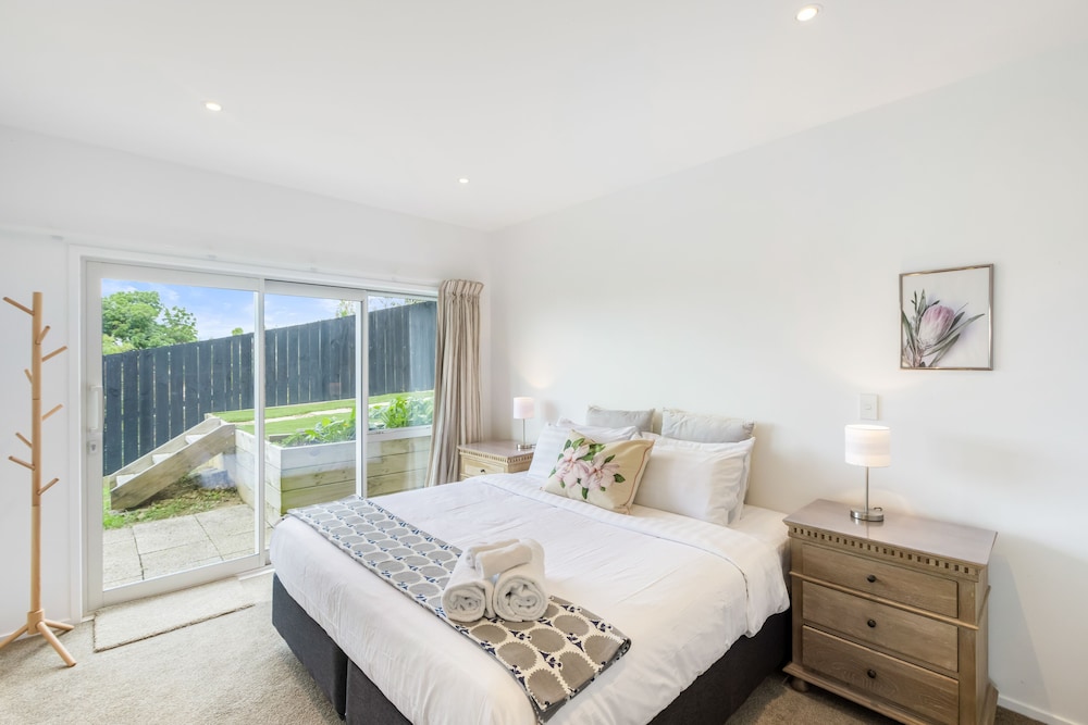 Sensational North Shore Retreat -Netflix view 4