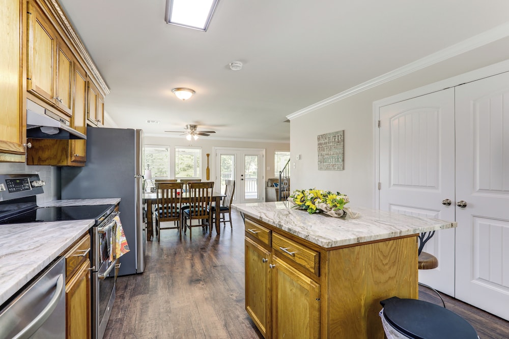 Riverfront Family Retreat w/ Yard in Saint Amant