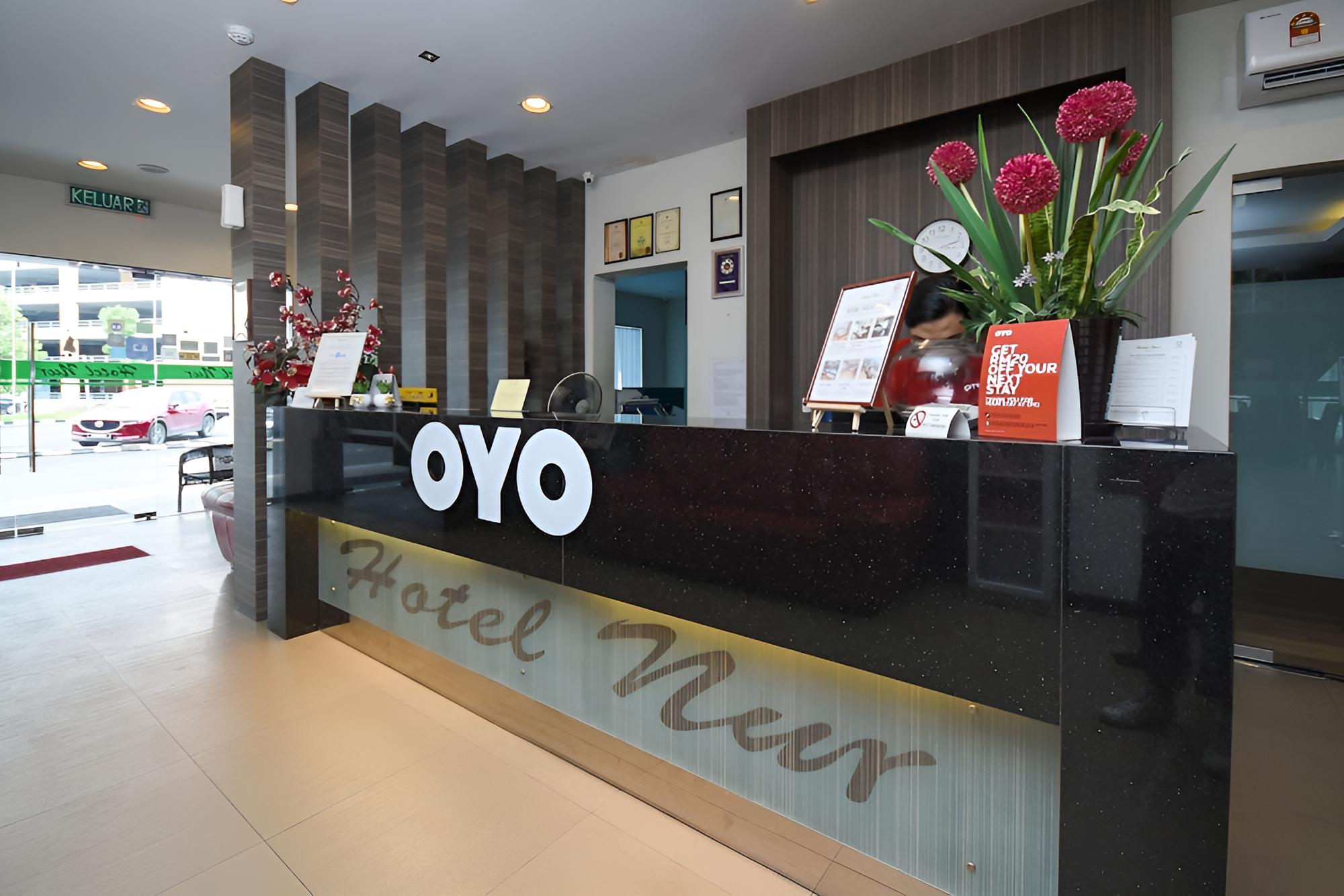 Super OYO 985 Hotel Nur