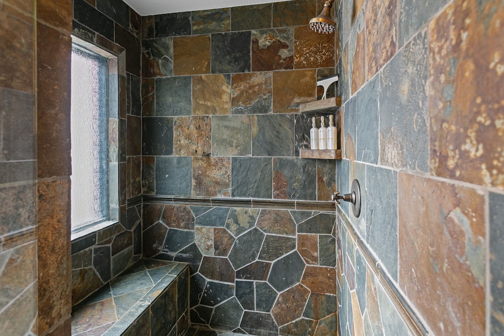 1688 - Five Bedroom with Hot Tub Pinnacle 5 Condo