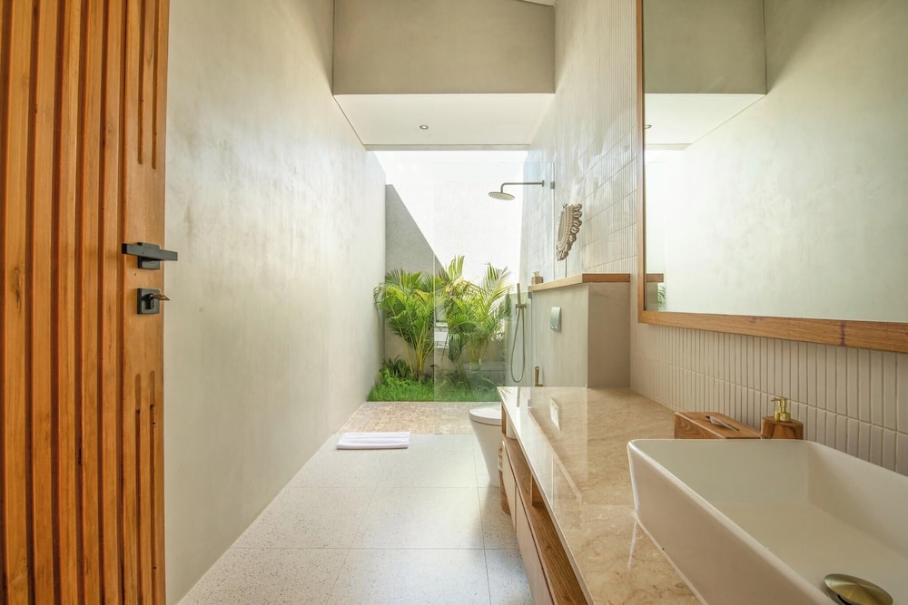 Stylish 5BR Boho Hideaway, 5 Minutes Bingin Beach